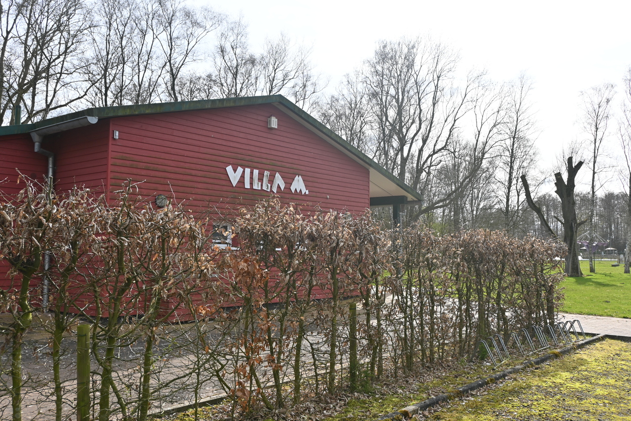großzügiger Außenbereich - Blick vom Parkplatz auf die Villa M.